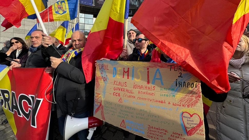 Revolta a ajuns la ușa instituțiilor europene: românii au ieșit în stradă la Bruxelles, în fața Parlamentului European, și cer turul 2 înapoi - VIDEO