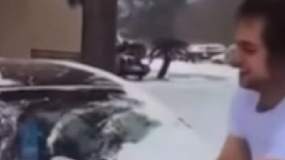 Un tată și-a folosit bebelușul ca să șteargă zăpada de pe mașină. Filmarea a stârnit un val de furie - VIDEO