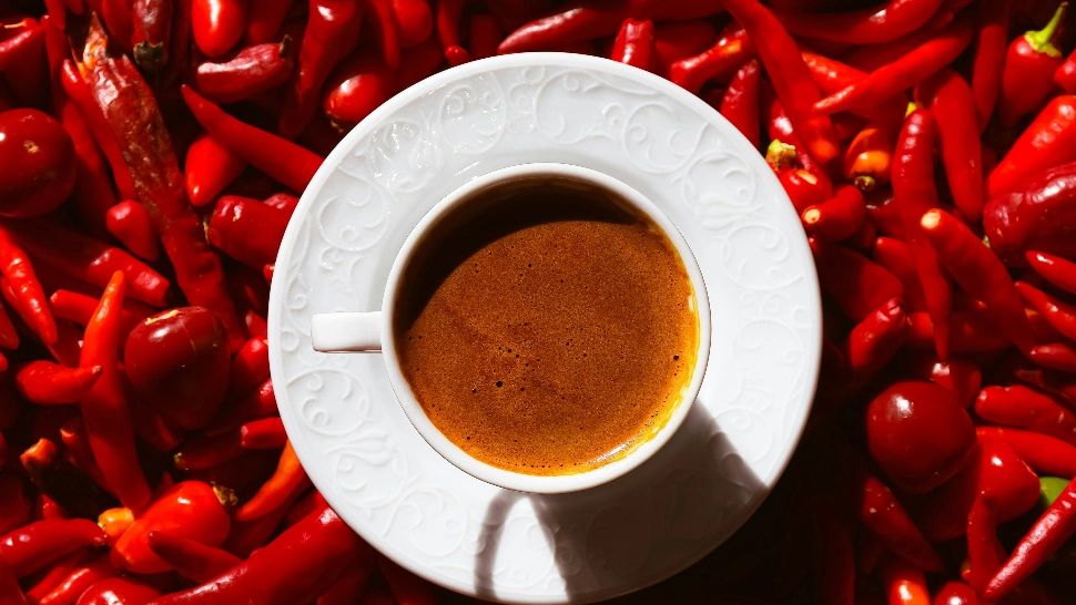 Condimente recomandate pentru cafea. Ce poți pune în ceașca ta, pentru o aromă aparte și beneficii pentru sănătate. Le ai pe toate în bucătărie