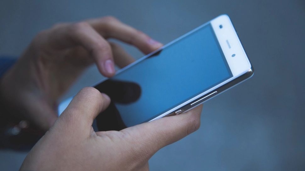 Dependența de telefon poate provoca diverse afecțiuni