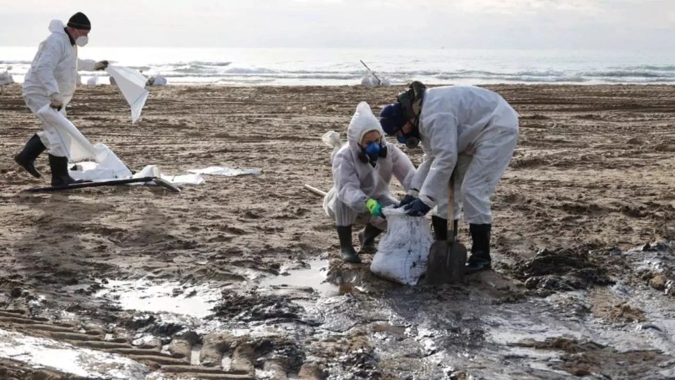 Echipe de decontaminare rusești, pe o plajă la Marea Neagră. Foto/Profimedia
