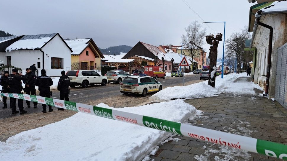 Cel puţin doi morţi şi un rănit în Slovacia. Un elev și-a atacat cu cuţitul profesoara şi colegii