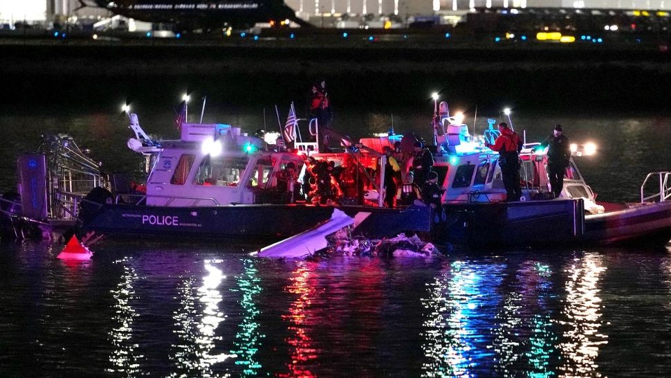 Autoritățile, in căutarea rămășițelor accidentului. Foto: Profimedia