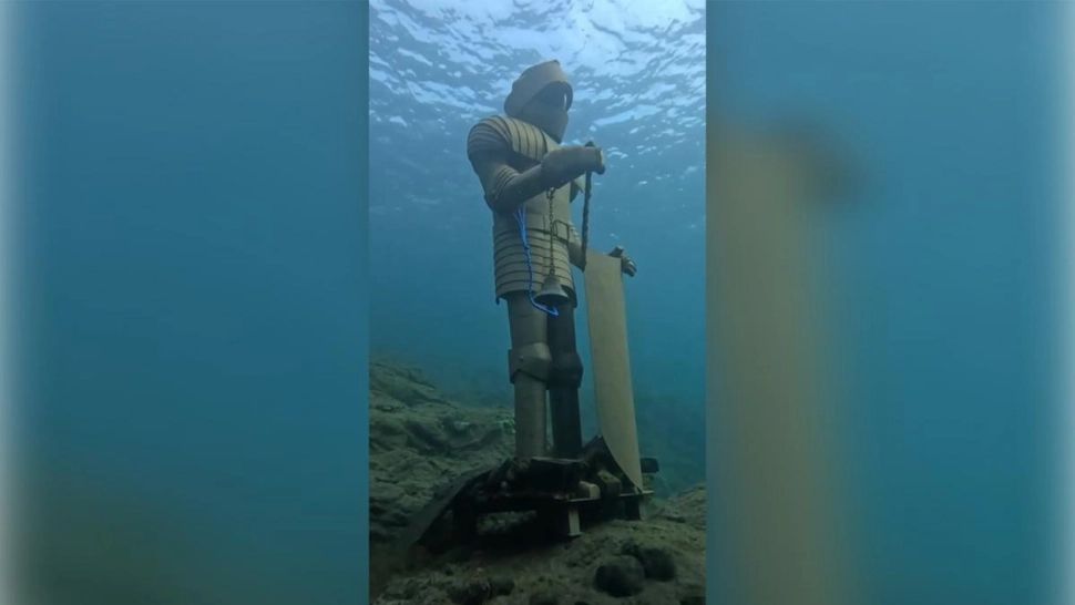  Statuie INEDITĂ găsită pe fundul unui lac. Un cavaler în armură stă neclintit și nimeni nu știe cine l-a pus acolo