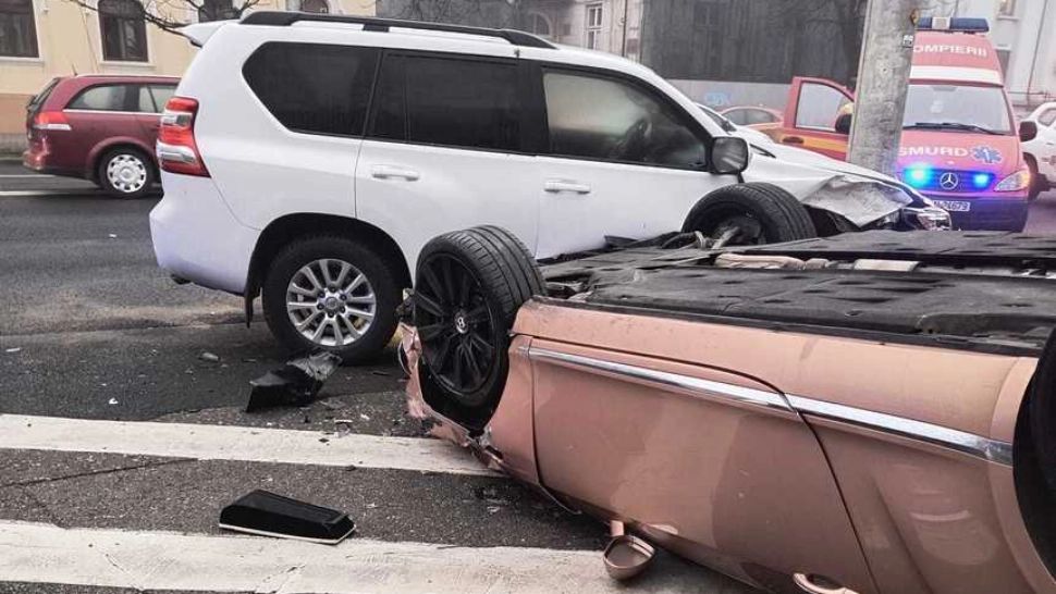 Impact violent pe un bulevard din Ploiești: o mașină s-a răsturnat după ce s-a izbit de un SUV parcat / Captură foto