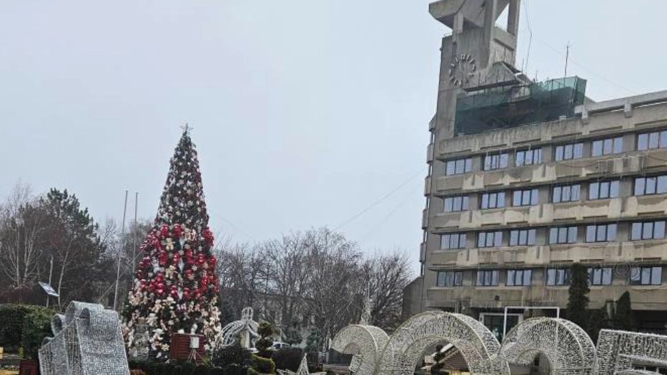 Motivul bizar pentru care un oraș din România nu a renunțat încă la decorațiunile de Crăciun. FOTO: Facebook