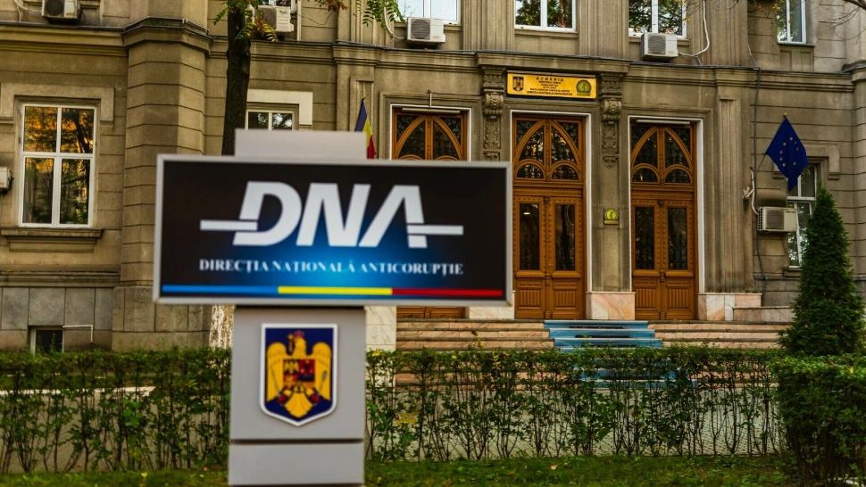 Scandal de corupție într-o mare companie de livrări: mită în bani, telefoane și porci. Un angajat a fost prins în flagrant de 9 ori