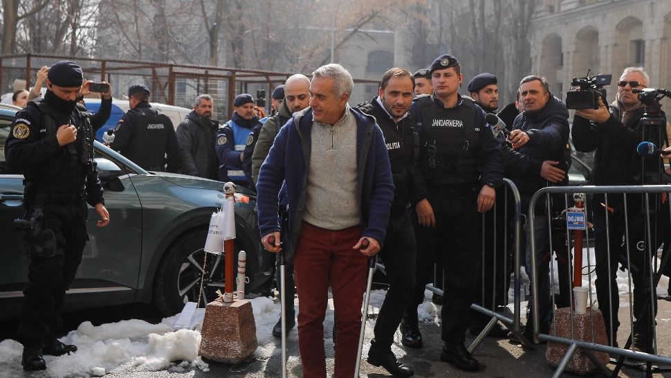 Abuzuri INCREDIBILE: polițiștii sunt ACUM acasă la Călin Georgescu. Care e rolul jucat de Predoiu