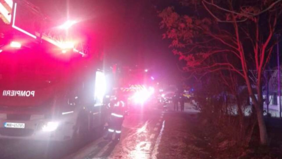 Casă cuprinsă de flăcări în județul Arad: 4 persoane, scoase inconștiente din incendiu și transportate la spital/ Captură aradon.ro
