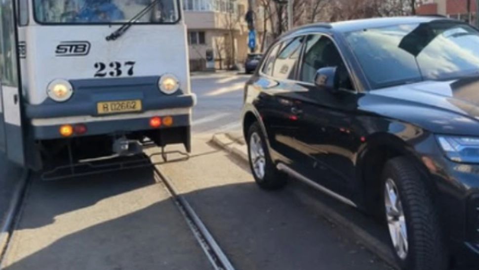 STB, apel către șoferi: Nu blocați transportul public prin staționări în locuri nepermise!/ Facebook