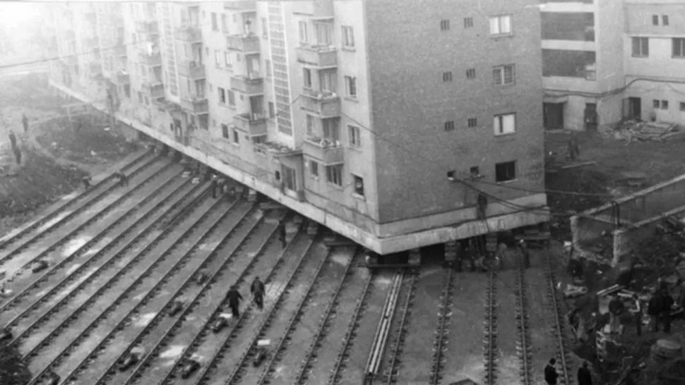 Bloc mutat cu ajutorul pompelor hidraulice, la Alba Iulia (1988 - Agerpres)