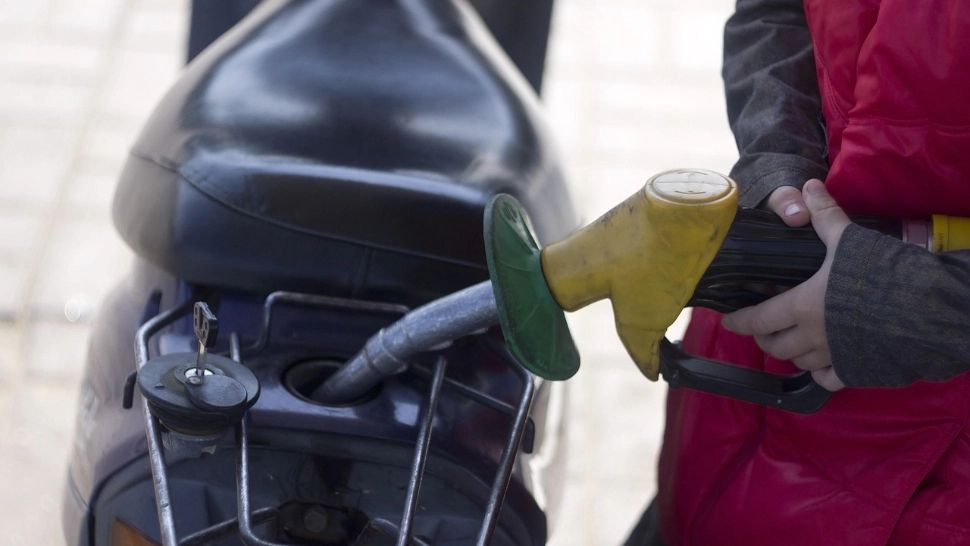 Scumpiri peste scumpiri: motorina se duce în sus, benzina scade