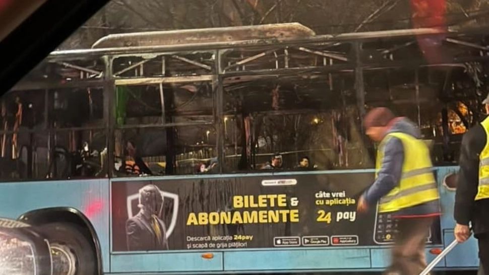 Un autobuz a luat foc în Capitală: interiorul s-a făcut scrum! Vehiculul se afla în perioada de garanție - FOTO