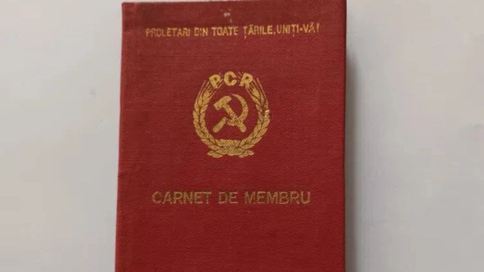 Cu cât își mai vând românii carnetele de partid dinainte de 1989. Foto: olx