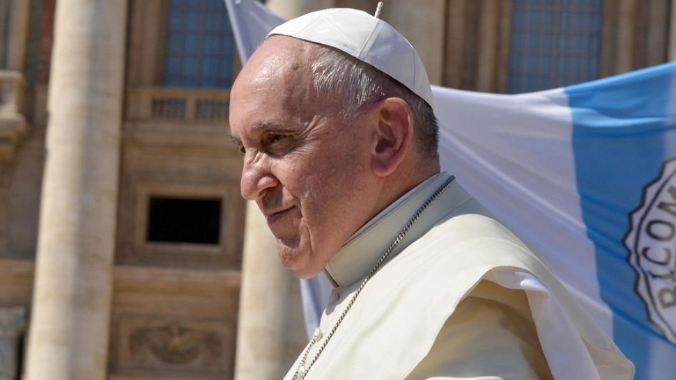 Vaticanul a făcut publice primele fotografii cu Papa Francisc în sicriu. Ritualurile de doliu vor dura 9 zile