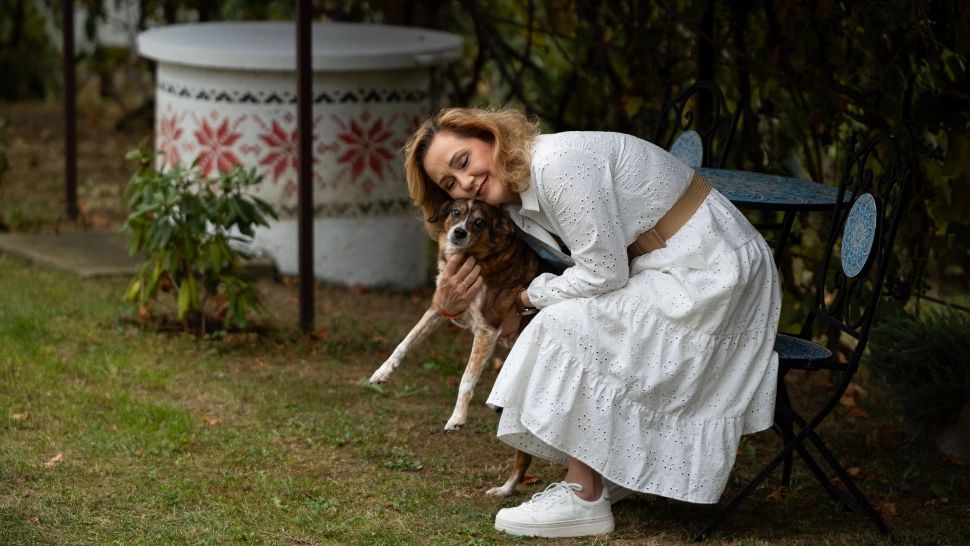 După ce s-au folosit de ea, reziștii au abandonat-o pe Lasconi pentru Nicușor Dan  (foto: FB)