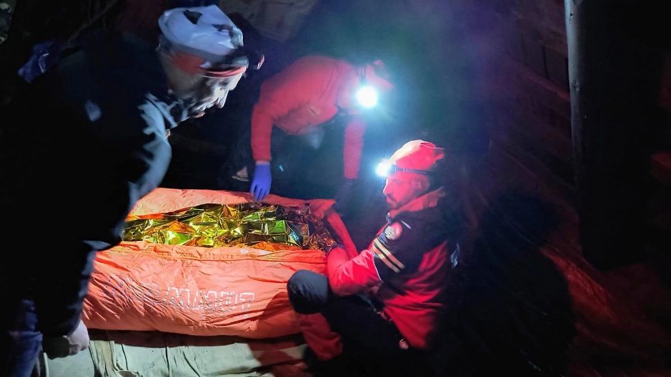 Ucrainean în stare gravă, salvat de pe munte. Acțiune de recuperare în condiții extreme: a durat 10 ore/ Salvamont Maramureș