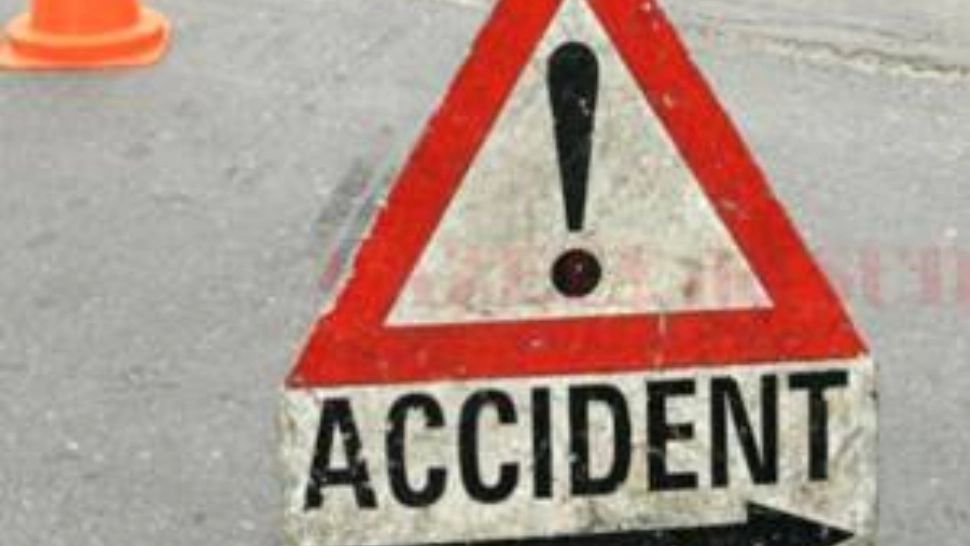 O cisternă încărcată cu adeziv s-a răsturnat parţial, într-o curbă, în județul Mureș. Trafic oprit pe DN13