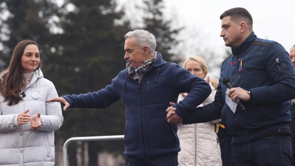 Călin Georgescu alături de lidera POT și George Simion, la un miting. Foto/Inquam