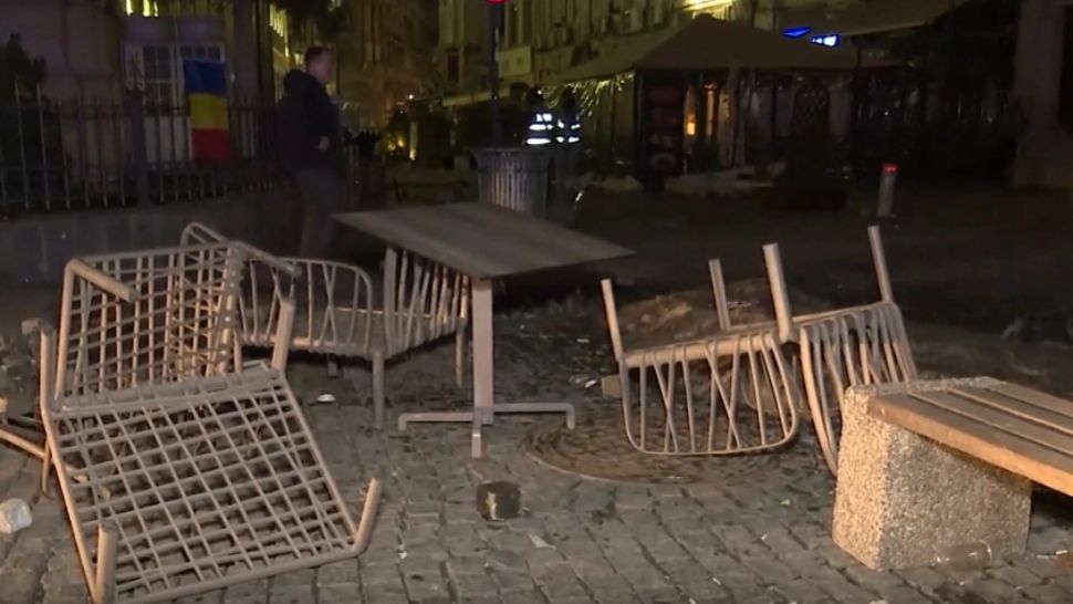 Centrul Vechi al Capitalei, devastat de protestatari: huligani infiltrați au spart vitrinele magazinelor
