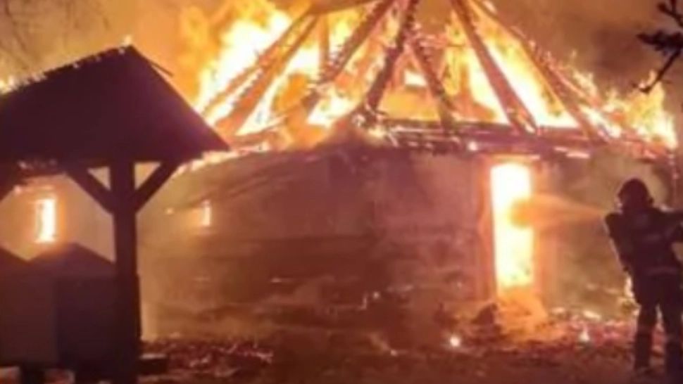 Biserica din lemn din incinta Muzeului Satului Bănăţean din Timișoara, mistuită de flăcări/ Captură Opinia Timișoarei