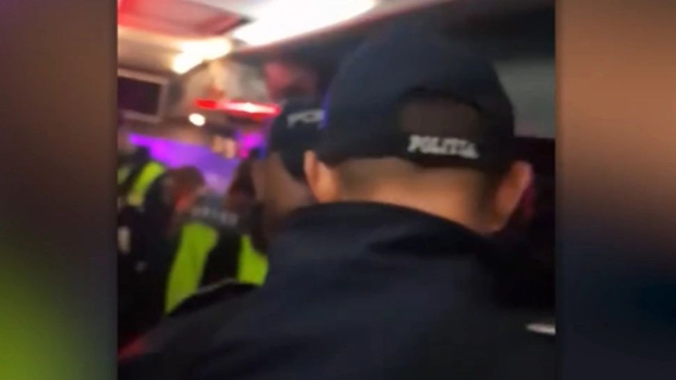 Acuzații-șoc: protestatarii spun că polițiștii BLOCHEAZĂ autocarele cu oamenii care vor să vină la manifestația din Capitală/ Captură video