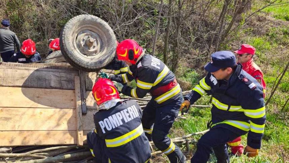 Un bărbat a murit strivit sub o căruță plină cu lemne