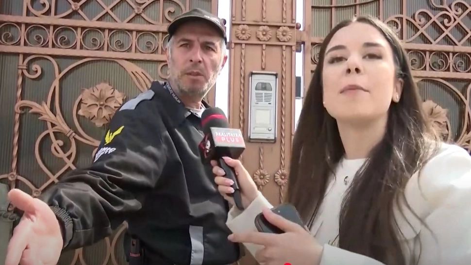 Paznicul vilei lui Teia Sponte a agresat echipa Realitatea Plus din care face parte Alessia Păcuraru - captură video