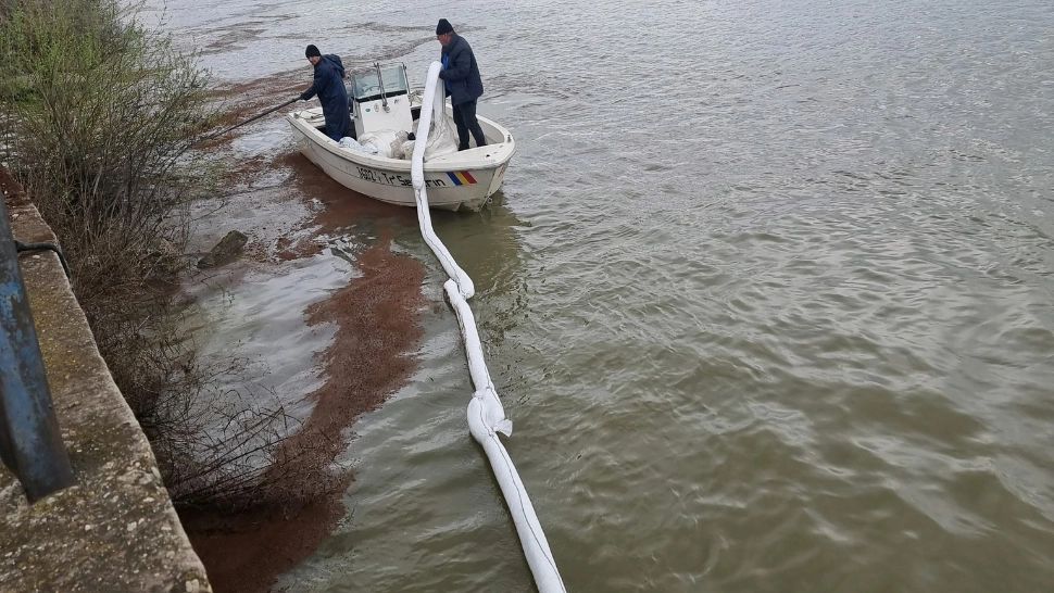 Poluare în Portul Drobeta Turnu Suverin. Foto/Garda Mediu