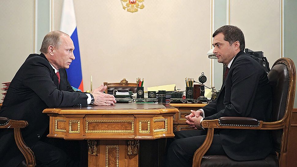 Vladimir Putin, alături de Vladislav Surkov (dr.)/ Profimedia
