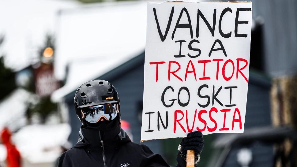 JD Vance, primit cu proteste și huiduieli în stațiunea Vermont. Foto: Profimedia