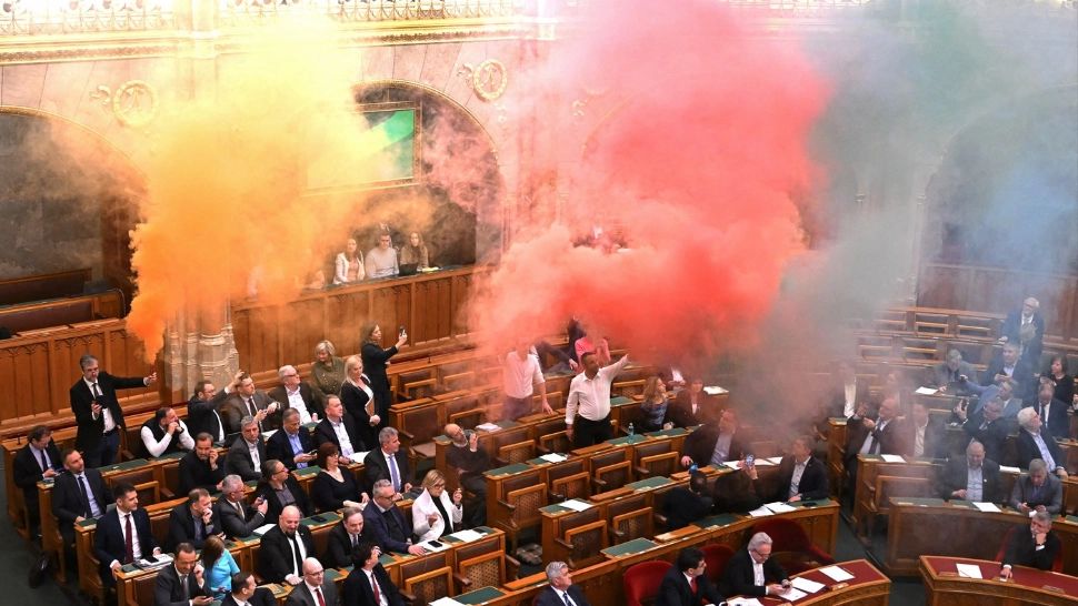 Parlamentul Ungariei, înecat de fumigene. Foto: Profimedia