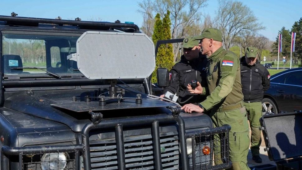 Dispozitiv ciudat pe capota unei mașini de poliție din Serbia. Foto: Profimedia