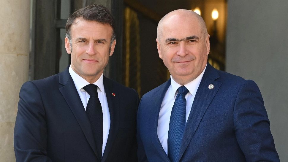 Emmanuel Macron și Ilie Bolojan/ Profimedia