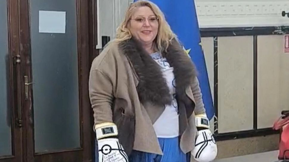 Diana Șoșoacă a „intrat în ring”. Și-a depus candidatura la prezidențiale cu mănuși de box: „Satana n-a învins niciodată! Pumnul ăsta este al justiției, al lui Dumnezeu!” - VIDEO