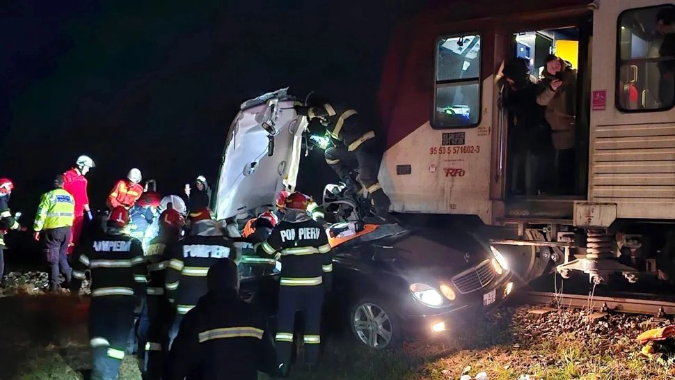 Accident cumplit între tren și mașină. Foto: unica.md