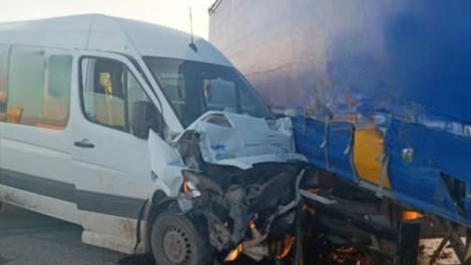 Tragedie rutieră în județul Cluj. 3 oameni au murit și alți 5 au fost răniți, în urma impactului devastator dintre un microbuz și un camion - VIDEO