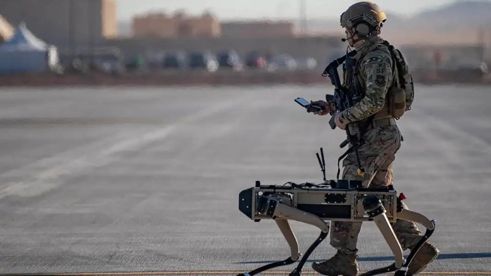 Roboții armatei americane pot deja gândi și vorbi ca soldații