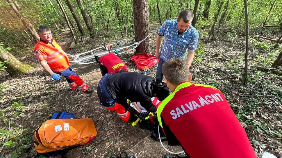 Adolescent de 14 ani, recuperat de salvamontişti după ce s-a accidentat pe un traseu de mountain bike/ Salvamont Maramureș