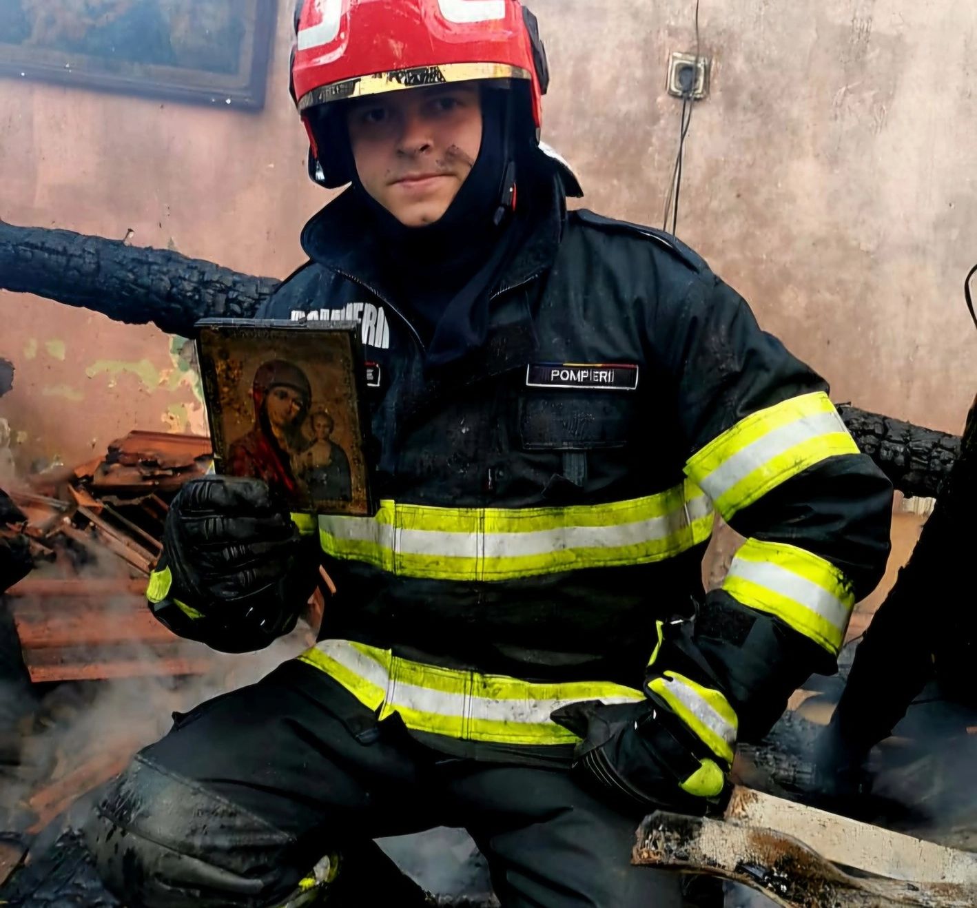 O icoană cu Maica Domnului a rămas intactă după un incendiu în care au ars 3 case! Minune, la Brașov/ Foto: ISU Brașov