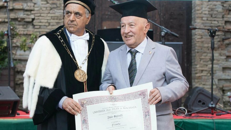 La 89 de ani, un bărbat își încheie a treia facultate: „Filosofia m-a ajutat să merg mai departe după pierderea soției”