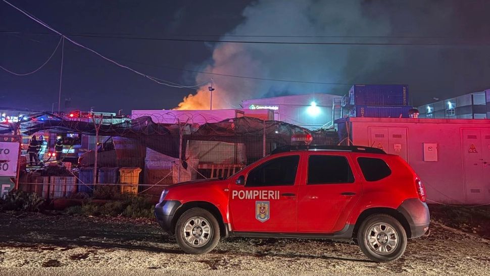 Incendiu violent, cu degajări mari de fum, la un centru de reciclare din Ilfov. Mesaj Ro-Alert pentru populație - FOTO