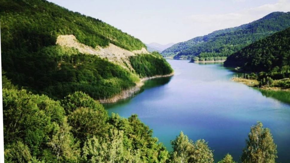 Alertă pe Barajul Siriu după ce o hidrobicicletă cu trei persoane s-a răsturnat în larg! Un pompier este căutat/ Captură foto