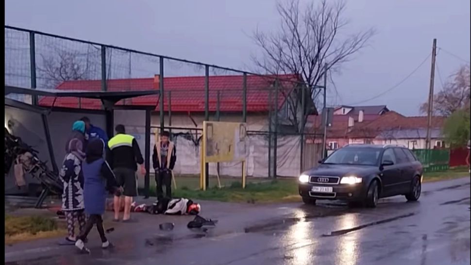 Accident cumplit în Prahova. Doi tineri aflați pe motocicletă, transportați în stare gravă la spital - VIDEO