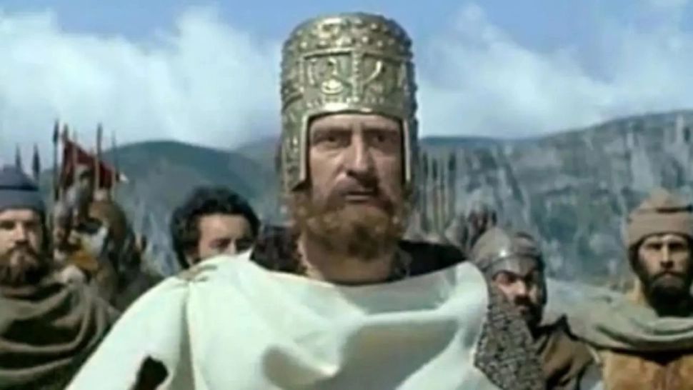 O replică modificată a coifului a devenit celebră în seria filmelor cu daci și romani