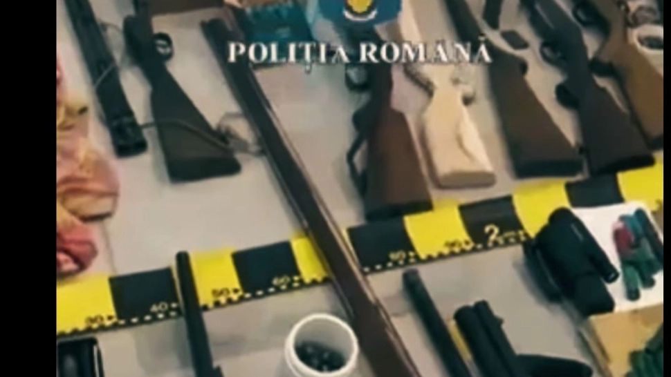 Poliția a găsit 14 arme și aproape 3.000 de cartușe la braconieri. Foto/Poliția Română