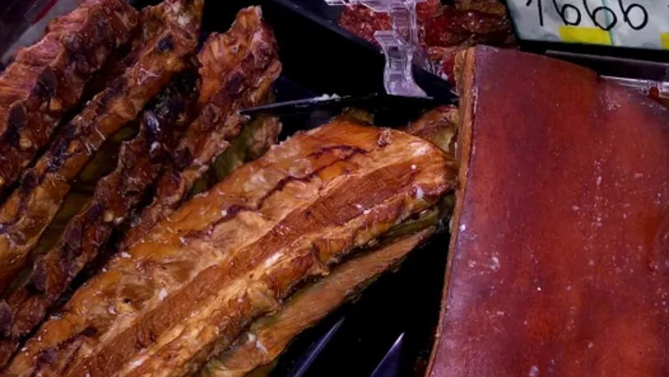 Șoc în Carrefour Mega Mall: Magazinul vindea carne cu mucegai, iar vitrinele erau murdare