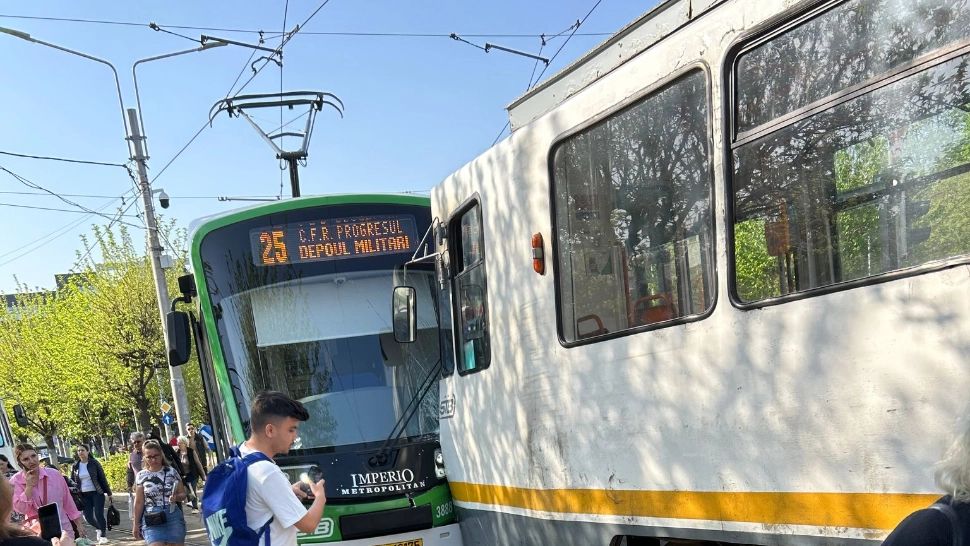 Trafic blocat la Eroii Revoluției, în Capitală, în urma unei coliziuni între două tramvaie