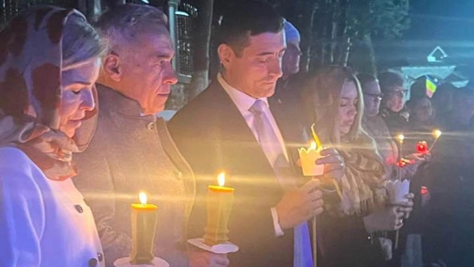 Călin Georgescu și George Simion, alături se soții, în noaptea de Înviere