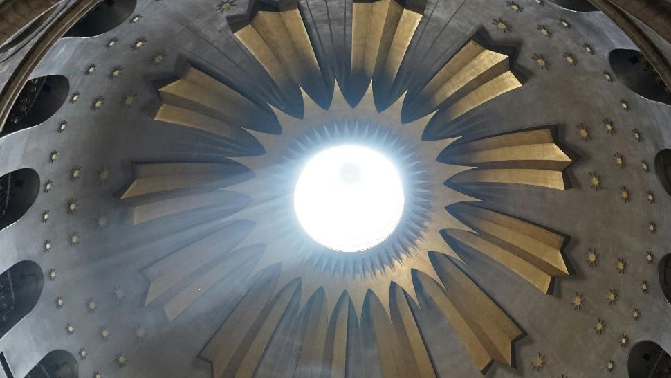 Minunea Sfintei Lumini din Ierusalim s-a săvârșit și anul acesta. La ora 14.36 creștinătatea din întreaga lume a putut fi martoră la miracol